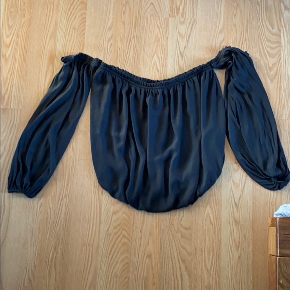 Off shoulder gathering crop top